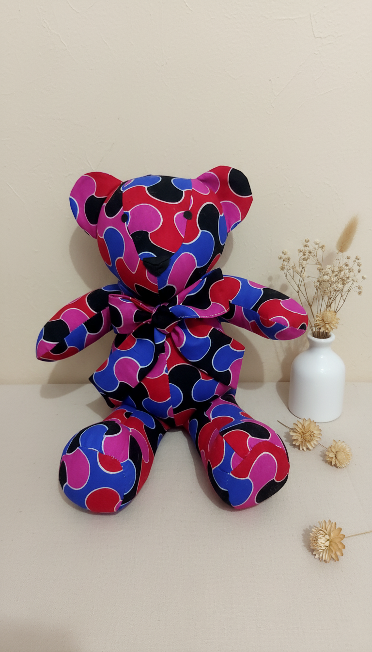 Peluche Urso Capulana / Ours en wax – un compagnon coloré et plein de tendresse – Image 3